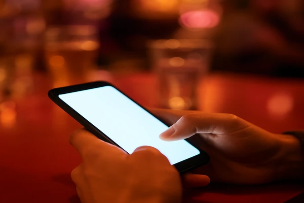 একজন ব্যবহারকারী স্মার্টফোন হাতে নির্বিঘ্নে ডিজিটাল প্ল্যাটফর্ম ব্যবহার করছেন